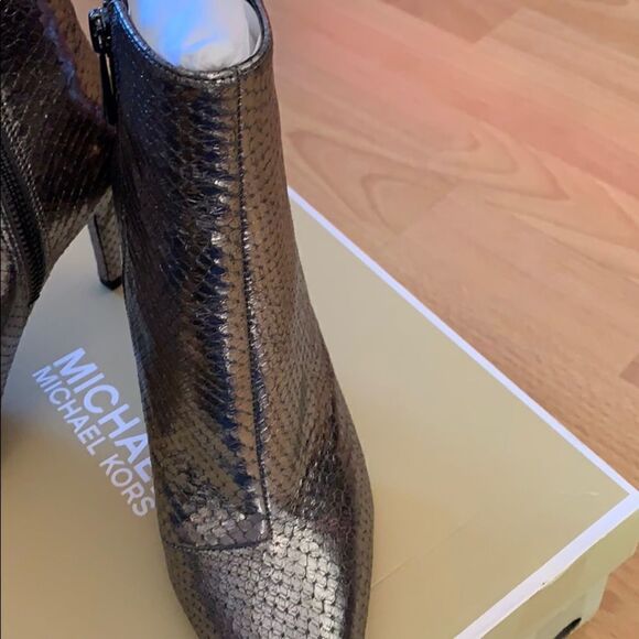 MICHAEL KORS DOROTHY Booties - Picture 4 of 7